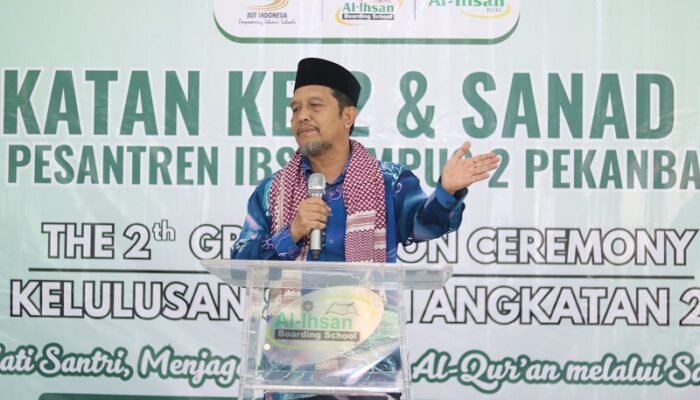 Ketua MUI Riau Hadiri Wisuda IBS Kampus 2 Pekanbaru, Santri Terima Sanad Qiroat ‘Ashim