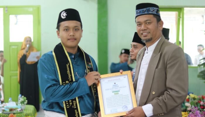 Pesan Menyentuh Kyai Jumakri di Wisuda Angkatan II IBS Kampus 2 Pekanbaru: Jadilah Pemimpin yang Melindungi