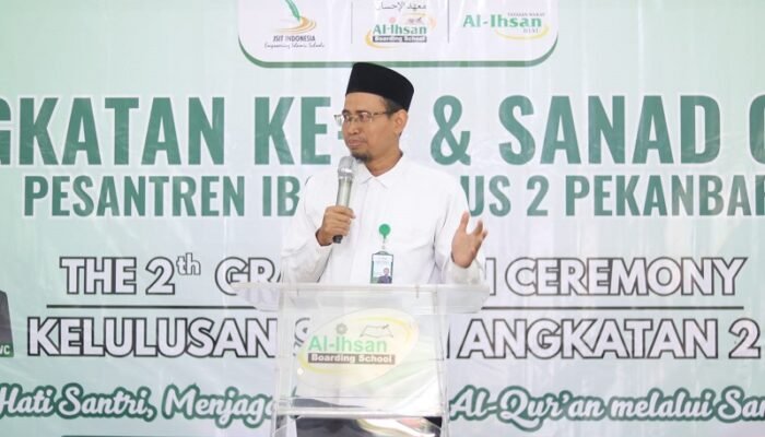 Pesan Menyentuh Sekretaris Pembina Yayasan di Wisuda IBS 2: Jaga Akhlak, Hormati Orang Tua dan Istiqomah