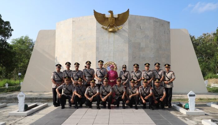 Meneladani Semangat Juang Pahlawan, Polres Magetan Gelar Ziarah danTabur Bunga di TMP Yudhonegoro