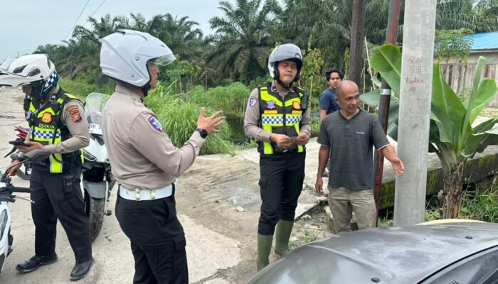 Satlantas Pelalawan Berjibaku Urai Macet Panjang di KM 75, Pelanggar Langsung Ditilang