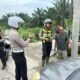 Satlantas Pelalawan Berjibaku Urai Macet Panjang di KM 75, Pelanggar Langsung Ditilang