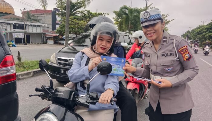 Pengendara Tertib Dapat Hadiah Helm SNI, Polantas Riau Ajak Warga Jadi Pelopor Keselamatan