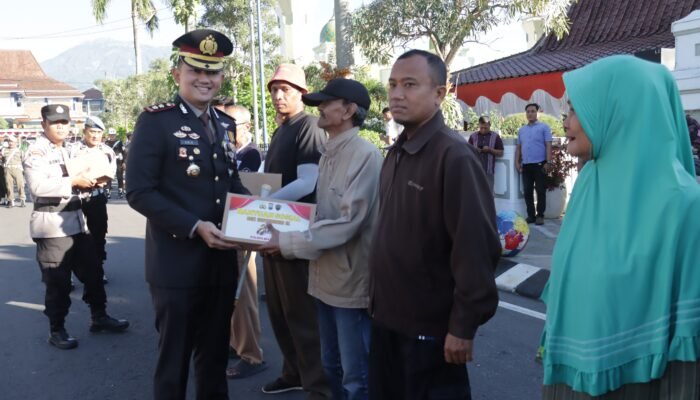 Hari Bhayangkara ke-80, Bupati Magetan Ganjar Personel Polres Piagam Penghargaan atas Pengabdian Menjaga Kamtibmas yg kondusif