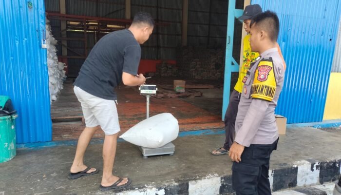 Bhabinkamtibmas Monitoring Penyerapan Jagung Ketahanan Pangan Desa Mekar Jaya oleh Bulog