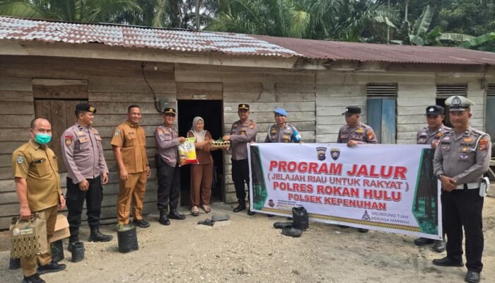 Program JALUR, Polsek Kepenuhan Sasar Warga Pinggir Sungai Rokan, Bagikan Sembako dan Cek Kesehatan Gratis