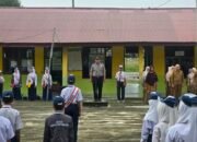 Polisi Peduli Pendidikan, Kapolsek Kepenuhan IPTU Jonnes, S.H., Jadi Inspektur Upacara di SMPN 1 Kepenuhan