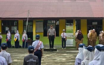 Polisi Peduli Pendidikan, Kapolsek Kepenuhan IPTU Jonnes, S.H., Jadi Inspektur Upacara di SMPN 1 Kepenuhan