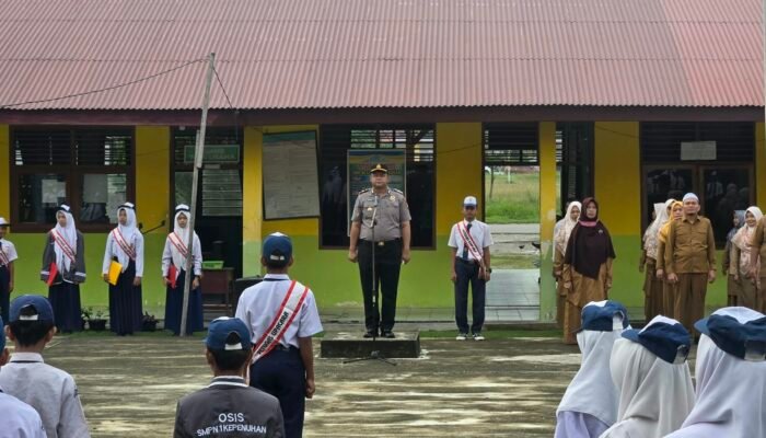 Polisi Peduli Pendidikan, Kapolsek Kepenuhan IPTU Jonnes, S.H., Jadi Inspektur Upacara di SMPN 1 Kepenuhan