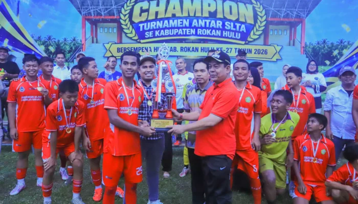 Wabup Syafaruddin Poti Tutup Turnamen SLTA se-Rohul, MA Darul Mujahidin Raih Juara
